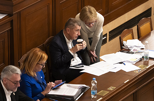 Koalice prosadila návrh, který usnadní propouštění státních úředníků