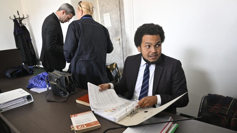 Feri znovu usedne na lavici obžalovaných kvůli znásilnění. Soud již stanovil termín líčení