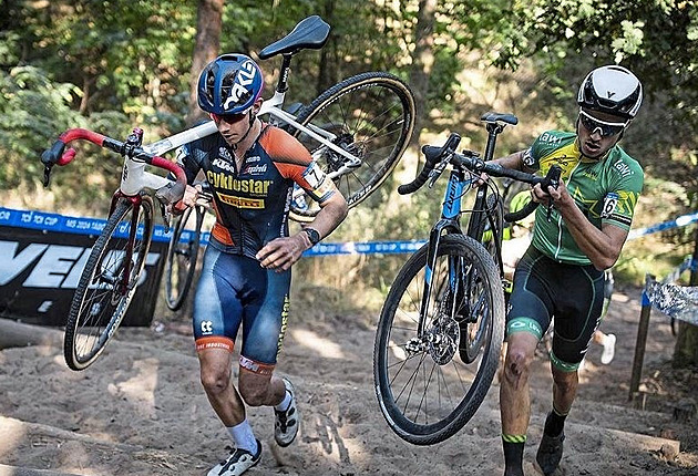 Cyklokrosař s cukrovkou prohání elitu. A tuší: Nebýt táty, asi bych nejezdil