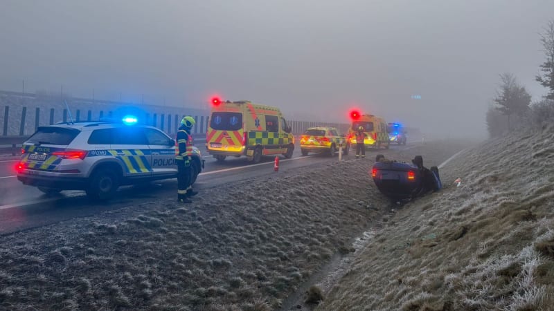 Česko v sevření ledovky: Dálnice a silnice jsou plné těžkých nehod, hromadná doprava kolabuje