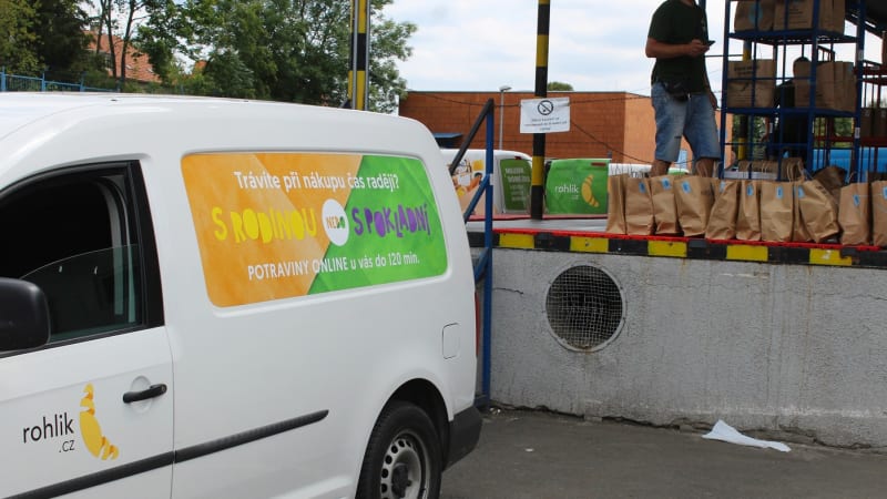 Dražší nakupování po internetu. Rohlík zavedl poplatek za jednorázové papírové tašky