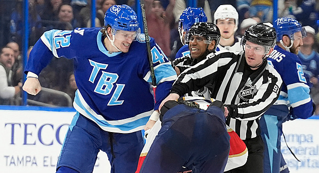 Další válka na ledě. Čech zažil ostrý debut, Kanaďan si pochvaloval: Rivalita je patrná!