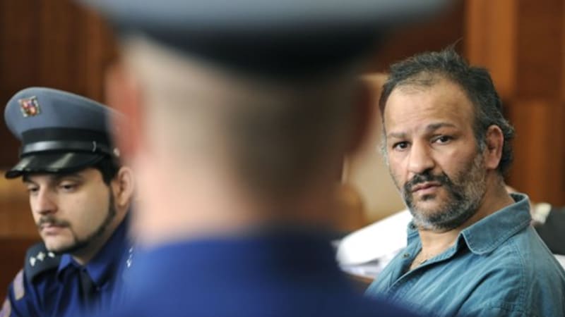 Na vycházce z léčebny upálil Marian kamaráda v kontejneru. Pak tančil a vydával divné skřeky