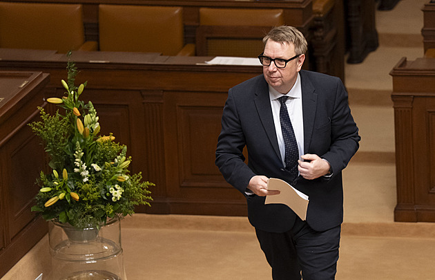 Poslanci schvalují odklad vyplácení nové superdávky o čtvrt roku