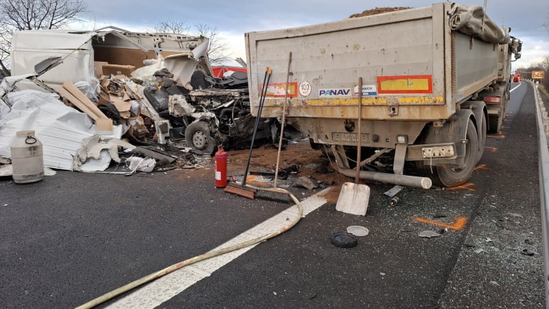Další tragická srážka dodávky s náklaďákem. U Litovle zemřel člověk, D35 stojí