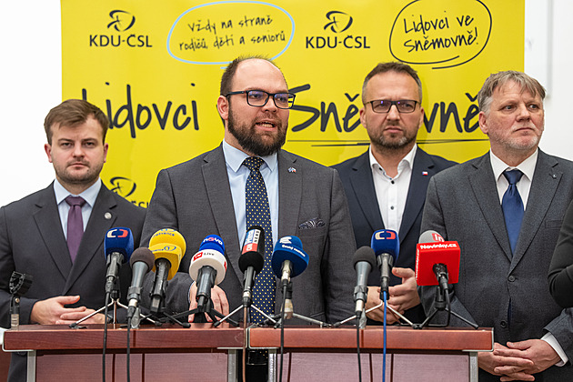 Lidovci předběhli ministra Plagu. Předložili návrh na omezení mobilů ve školách