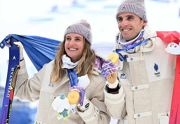 Olympijské zlato ve štafetě skialpinistů mají mistři světa Harropová, Anselmet