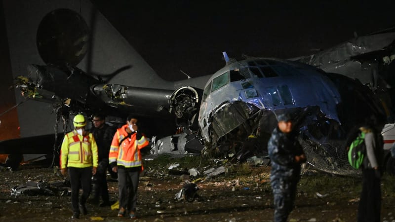 Zřítilo se letadlo s penězi, 20 mrtvých. Bolivijská policie musela rozhánět „lovce bankovek“