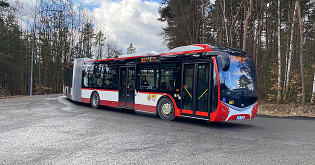 Víc komfortu a rychlejší odbavení. Po Plzni jezdí nové kloubové autobusy