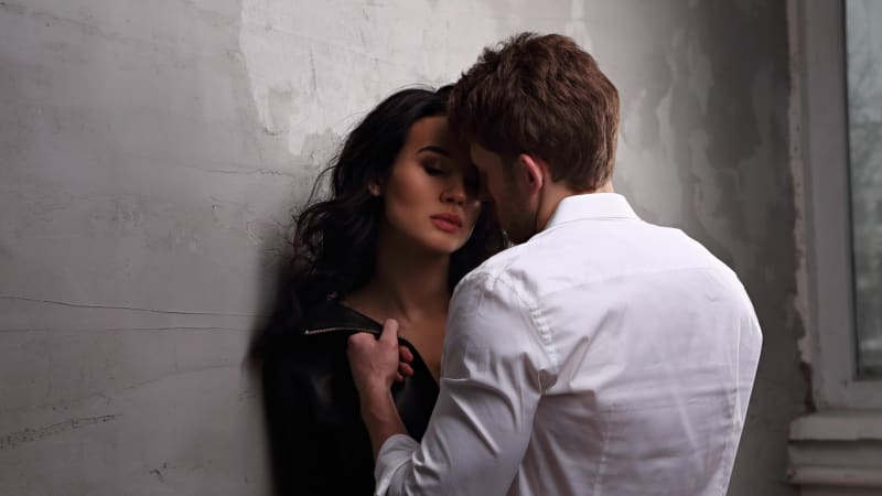 Poměr s kolegou nebo sex na veřejnosti: Co o nás prozradí vzrušující představy?