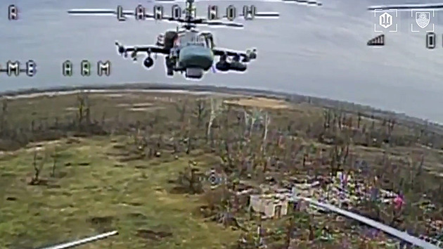 VIDEO: Ukrajinci sestřelili ruský vrtulník Ka-52, piloty na zemi dobily drony