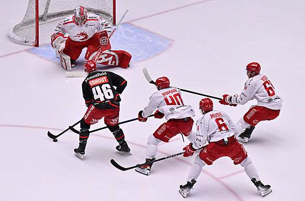 ONLINE: Třinec vyrovnává proti Hradci, Vary se chystají na čtvrtý duel s Libercem