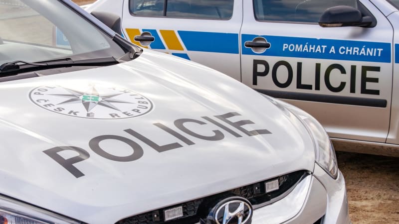 Čelní střet dvou automobilů na Chebsku. Na místě jsou zranění, doprava stojí