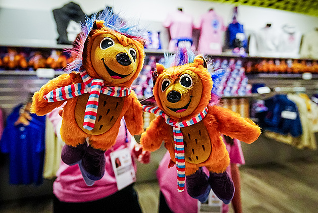 Nejvíc v Praze táhne ježek Eda. Fanoušci si na MS v krasobruslení oblíbili merch