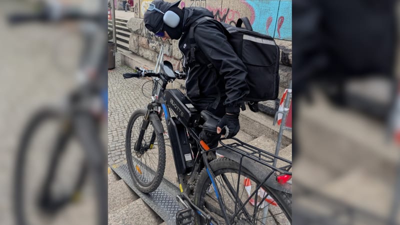 Dvanáctiletého chlapce vážně zranil akumulátor z kola. Pražská policie zveřejnila foto cyklisty