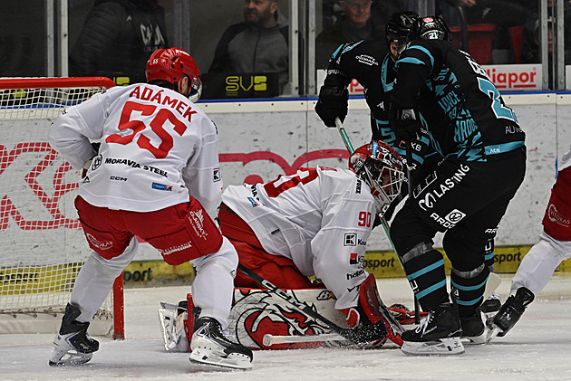 ONLINE: Třetí semifinále. Vary doma hrají s Třincem, Sparta přivítá Pardubice