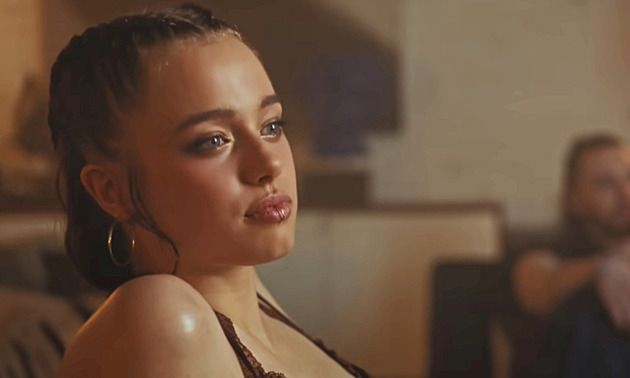 Ta podoba! Devatenáctiletá dcera Angeliny Jolie a Brada Pitta hraje v k-popovém klipu