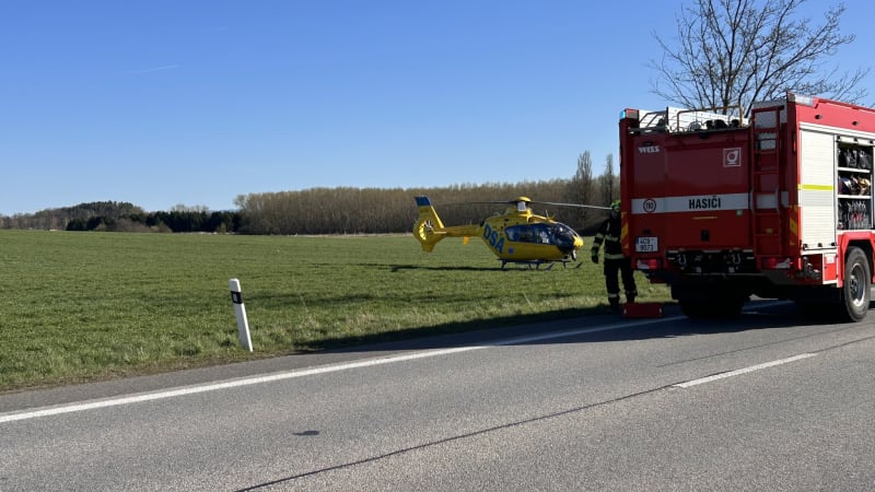 Čelní srážka auta s dodávkou u Vodňan: Na místě zasahoval vrtulník, hlavní tah je uzavřen