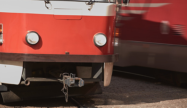 Tramvaj v pražských Dejvicích srazila desetiletou dívku