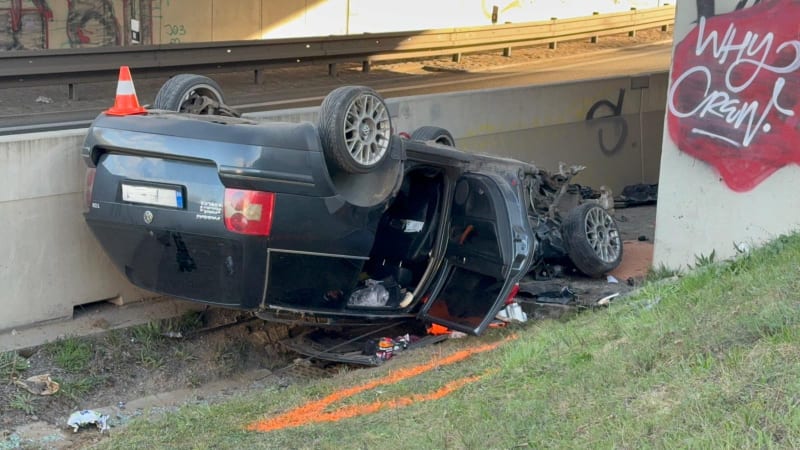 Řidič osobáku vjel do protisměru, vůz otočil na střechu. Po srážce u Zdib se dal na útěk