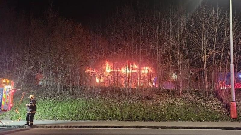 Plameny zachvátily pekárnu v Horní Suché. Pro vážně popáleného muže letěl vrtulník