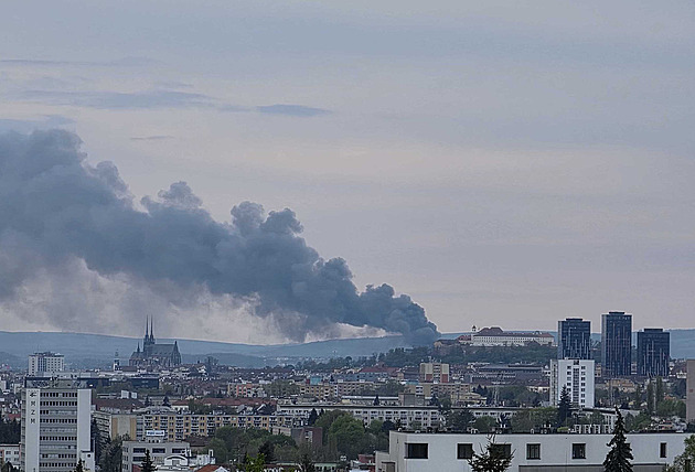 V Brně hoří sklad plastů. Kouř je vidět na kilometry daleko, škoda je 50 milionů