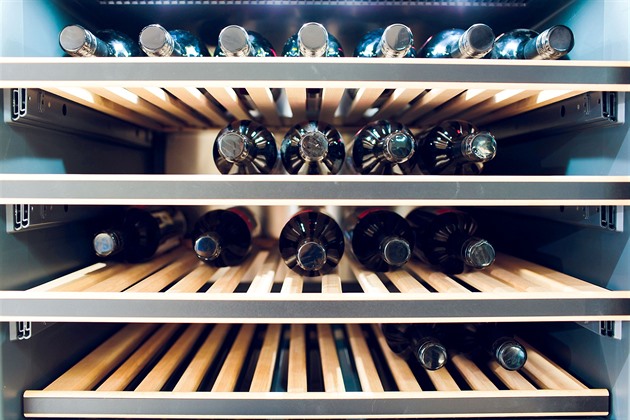 Bílé v lednici, červené na lince? Češi skladují víno špatně, stačí malá změna