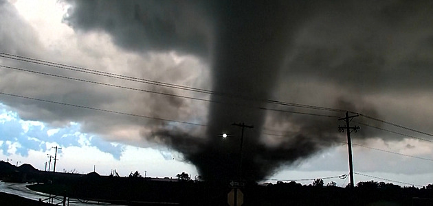 VIDEO: V americkém státu Oklahoma řádilo tornádo. Řada budov je srovnaná se zemí