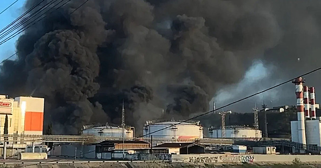 Ukrajinci neustávají v ničení Tuapse. Části města evakuují, pláže pokryla ropa