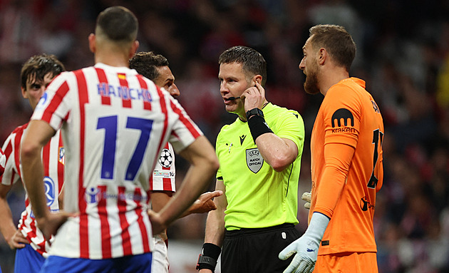 Tohle že je zjevná chyba? Arsenal se čílí kvůli odvolané penaltě na Atlétiku