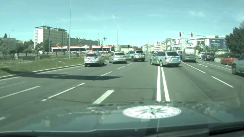 Opilec se řítil Brnem, ujel od nehody a ohrozil autobus. Šílenou jízdu zachytilo video