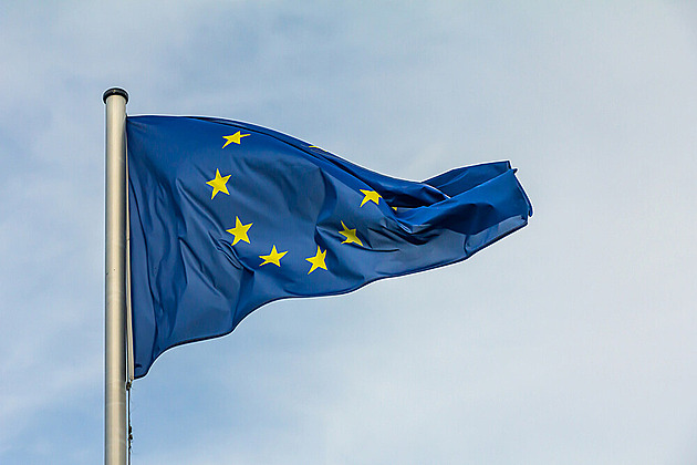 EU zpřísňuje pravidla pro umělou inteligenci, zakáže svlékací aplikace