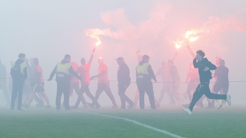 Uzavření Tribuny Sever, doživotní zákazy na stadion. Reakci Slavie na derby pocítí i hráči
