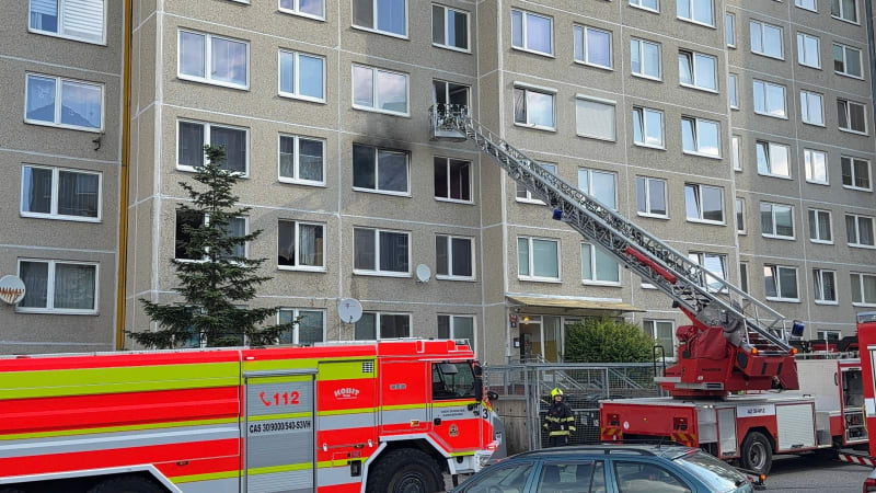Požár domu v Praze: Na místě zasahují hasiči, kvůli ohni proběhla evakuace
