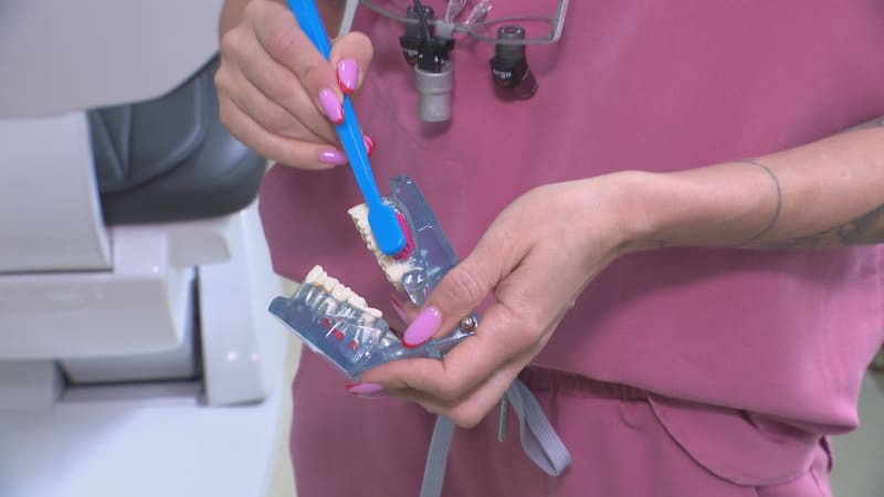 Čistíte si zuby správně? Většina Čechů chybuje. Špatnou techniku odhalí jednoduchý test