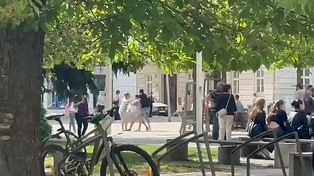 VIDEO: Dvě party Romů se do sebe pustily přímo na ulici. Kvůli lásce
