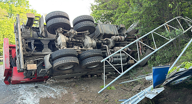 Na Strakonické se ve směru do Prahy převrátil autojeřáb, v místě stojí kolony