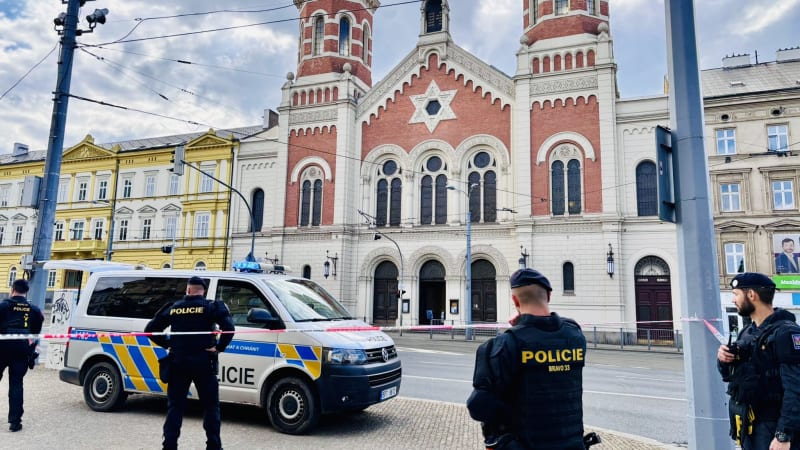 Policejní manévry v Plzni: Uzavřeli Klatovskou třídu. V synagoze má být nebezpečný předmět