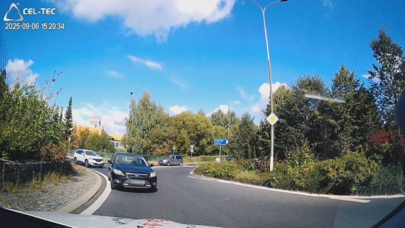 Nebezpečný trend dorazil do Česka. Mladík prosvištěl kruhový objezd středem, video dal na sítě