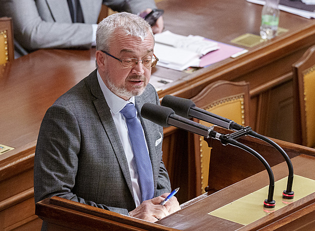 Jako barbaři, kteří dobyli Řím a mají pocit, že musí vraždit, řekl Benda o vládě