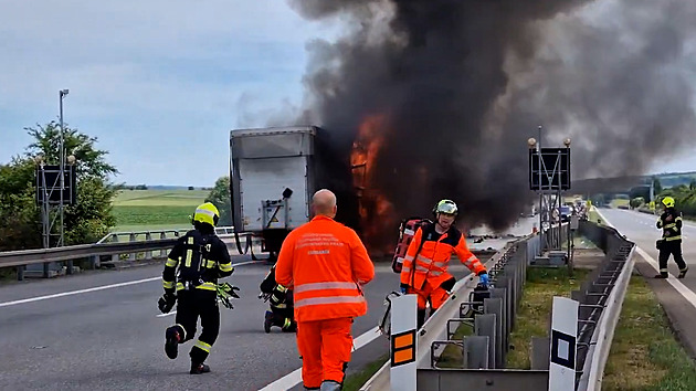 Peklo na dálnici před Brnem. Dvě tragické nehody i požár, směr do města dál stojí