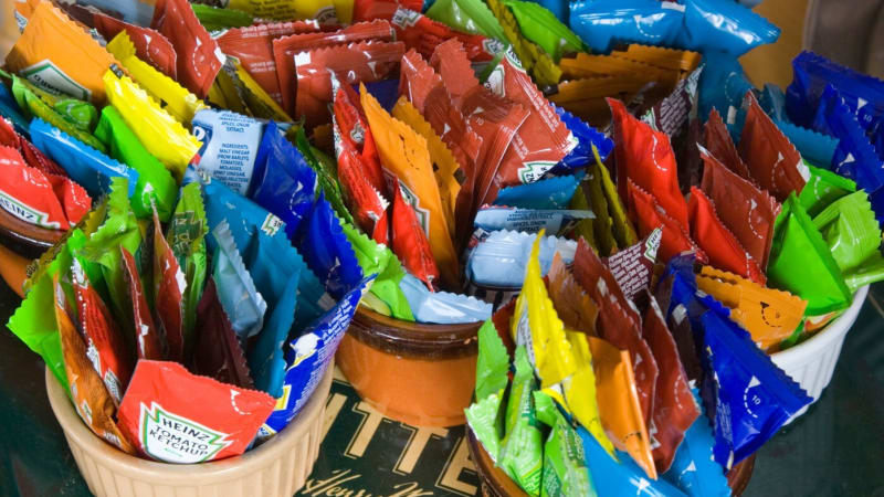 Revoluce v gastronomii: Zmizí jednorázové obaly nejen s omáčkami. Kdy má změna nastat?
