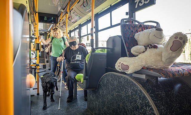OBRAZEM: Nevidomí a jejich psi soutěžili v Liberci. Autobus byl oříšek