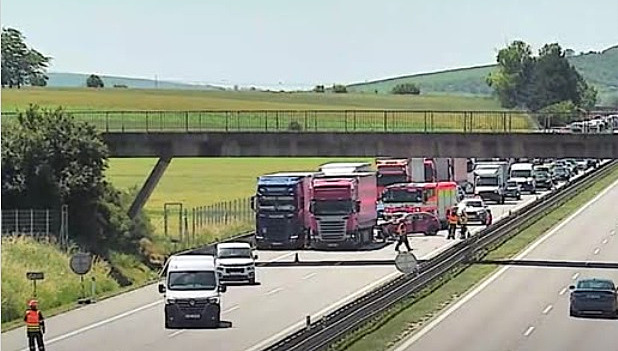 Srážky několika dodávek s osobními auty blokovaly D10 u Radonic