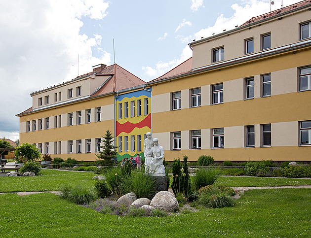 Kdo bude od září učit? bojí se rodiče v Cehnicích. Odchody učitelů škola odmítá
