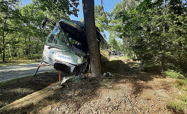 U Třeboně havaroval autobus. Řidiče převážel vrtulník, v nemocnici skončilo i dítě
