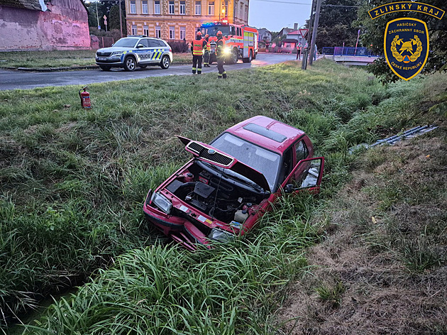 Řidič skončil s autem v potoce a pak zmizel. Pátrá po něm policie